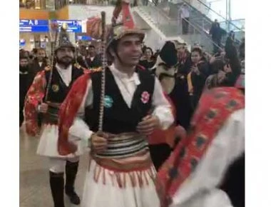 Οι Μωμόγεροι της Κοζάνης στην Αθήνα ξεσήκωσαν το «Ελ. Βενιζέλος» (βίντεο)